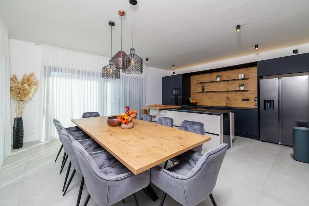 Le Maris With Indoor & Outdoor Heated Pool *