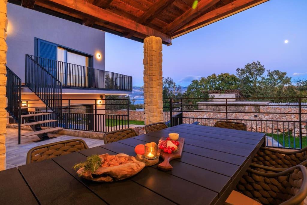 Le Maris With Indoor & Outdoor Heated Pool Dobrinj