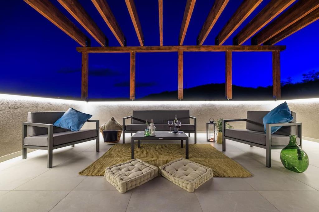 Vila Le Maris With Indoor & Outdoor Heated Pool Dobrinj