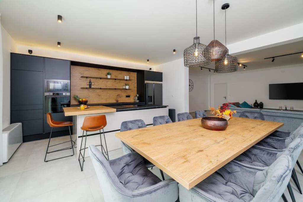 Le Maris With Indoor & Outdoor Heated Pool Vila