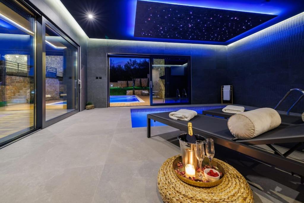 Le Maris With Indoor & Outdoor Heated Pool Vila Dobrinj