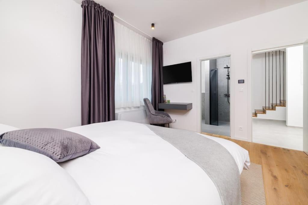 Villa Le Maris With Indoor & Outdoor Heated Pool Dobrinj