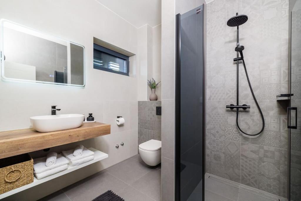 Vila Le Maris With Indoor & Outdoor Heated Pool Dobrinj